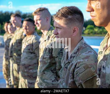 Mitbewerber, einschließlich der US-amerikanischen Army Staff Sgt. Jackson Fagan vom Utah Army National Guard Recruiting and Retention Bataillon, erhalten Sie die mysteriöse Einweisung während der Region VII Best Warrior Competition auf der Insel Guam am am 26. Mai 2022. In diesem jährlichen Wettbewerb waren die besten Offiziere und Soldaten aus acht verschiedenen Staaten und Territorien vertreten, darunter Arizona, Kalifornien, Colorado, Guam, Hawaii, Nevada, New Mexico und Utah. Im Rahmen des Wettbewerbs wurden die Fähigkeiten und Kenntnisse der Wettbewerber getestet und bis an ihre Grenzen gedrängt, wobei jeder Teilnehmer in Schlüsselbereichen wie Sol eingestuft wurde Stockfoto