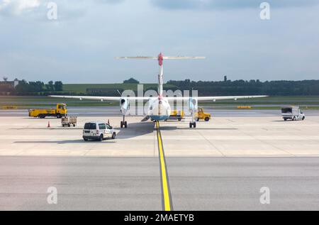 Wien, Österreich- 11. Mai 2016 Austrian Airlines bereitet den Start auf dem Flughafen Wien vor. Der Flughafen Wien ist die Heimat der Austrian Airlines und einer der Großen Stockfoto