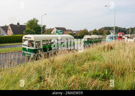 13. September 2014 Ein alter roter Doppeldecker AEG Routemaster London Transport Bus auf der zweispurigen Straße in Bangor nach einem Tag auf einer lokalen Messe Stockfoto