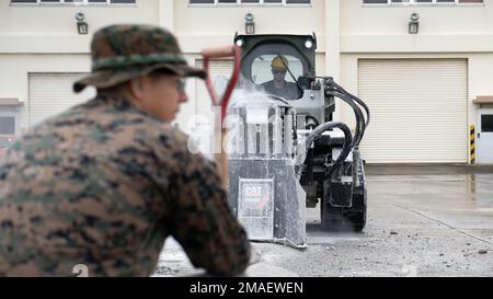 USA Marines des Marine Corps bereiten einen Bereich für eine gemeinsame Reparaturübung vor, am Kadena Air Base, Japan, 26. Mai 2022. Die gemeinsame Schulung bestand aus Mitgliedern aus den USA Marinebataillon 3, Marinekorps 9. Maschinenstützungsbataillon, Marineflügelstützungsschwadron 172 und die USA Luftwaffe 18., Ziviltechniker-Geschwader. Stockfoto