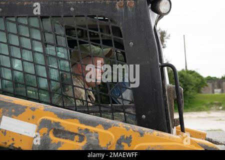 Ein Flugmann, der der 18. Einheit für Bauingenieurwesen zugeteilt wurde, betreibt einen Bulldozer während einer gemeinsamen Reparaturübung für Schäden am Flugplatz am Luftwaffenstützpunkt Kadena, Japan, am 26. Mai 2022. Die Reparatur von Schäden am Flugplatz ist ein Prozess, bei dem Baugeräte, Werkzeuge, tragbare Geräte und temporäres Oberflächenmaterial verwendet werden, um eine minimale Arbeitsfläche zu schaffen. Stockfoto