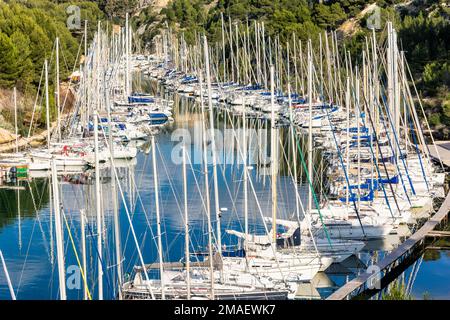 Malerischer Blick auf Calanque de Port-Miou im Süden Frankreichs mit mehreren Segelbooten, die nebeneinander festgemacht sind Stockfoto