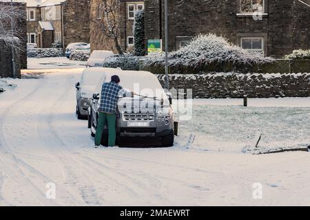 Schneeräumen über Nacht von einem Fahrzeug, um widrige Winterverhältnisse zu meistern... Januar North Yorkshire Stockfoto