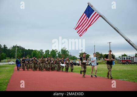 Mitglieder der 165. Infanteriebrigade laufen am 26. Mai 2022 eine Siegesrunde durch das Patton Stadium. Oberst Kent Solheim, der Brigadekommandant, führt die Siegesrunde als Kommandoleiter Oberst Roberto Guadarrama, Brigadekommandant Oberfeldwebel Oberfeldwebel, leitet eine Gruppe, die einen Wurf mit einer Schaufensterpuppe trägt. Stockfoto