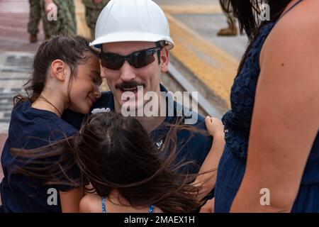 KINGS BAY, Georgia (26. Mai 2022) Machinist's Mate (Nuclear) 1. Class John Donaldson trifft sich mit seiner Familie wieder, nachdem das U-Boot USS Maryland (SSBN 738) (Blue) der Ohio-Klasse nach einer routinemäßigen strategischen Abschreckungspatrouille in ihren Homeport auf der Naval Submarine Base Kings Bay, Georgia, zurückkehrte. Strategische Abschreckung hat oberste Priorität im Verteidigungsministerium. Das Schiff ist eines von sechs U-Booten mit ballistischen Raketen, die an der Basis stationiert sind, und kann bis zu 20 U-Boot-Raketen mit mehreren Sprengköpfen transportieren. Stockfoto