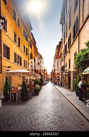 ITALIEN, ROM - 05. Mai 2015: Straßen von Rom mit Menschen, die sich täglich für Aktivitäten, Cafés und Geschäfte engagieren. Stockfoto