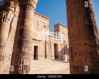 Eingangswände mit Säulen und Hieroglyphen im Tempel von Philae, Assuan, Ägypten. Stockfoto