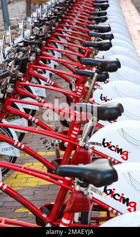 Barcelona, Spanien - Decembrie, 15,2018: Eine Reihe roter Fahrräder in einem Fahrradständer, die in den Straßen von Barcelona ausgeliehen werden können. Stockfoto