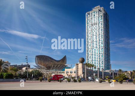 Barcelona, Spanien 15. Dezember 2018: Hotel Arts and Peix Skulptur in Port Olimpic am 12. August 2011 in Barcelona, Spanien. Die Skulptur, entworfen von Fr Stockfoto