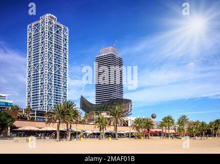 Barcelona, Spanien 15. Dezember 2018: Blick auf Barcelona vom Strand von Barceloneta Stockfoto