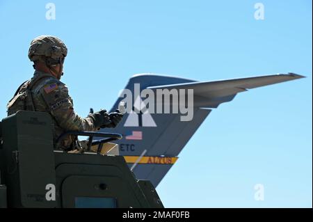 Ein Soldat sitzt in einem M270 Multiple Launch Rocket System (MLRS) in Fort Sill, Oklahoma, 26. Mai 2022. Die MLRS hat drei Besatzungsmitglieder: Den Schützen, den Fahrer und den Anführer des Abschussgeräts. Stockfoto