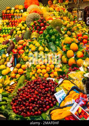 Barcelona, Spanien - 15. Juli 2018: Berühmter La Boqueria-Markt mit frischem Obst in Barcelona, Spanien. Stockfoto