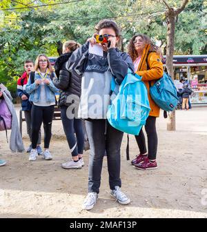 Barcelona, Spanien 17. Dezember 2018: Ein Mädchen macht Fotos auf den Straßen Barcelonas Stockfoto