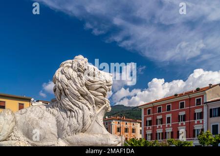 Einer der Marmorlöwen auf der Piazza Aranci, Massa, Italien, an einem sonnigen Tag Stockfoto