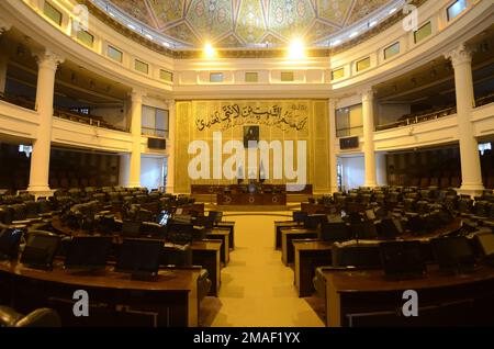 Peshawar, Khyber Pakhtunkhwa, Pakistan. 18. Januar 2023. Eine Ansicht der leeren Provinzhalle von Khyber Pakhtunkhwa, während die Versammlung auf Empfehlung von Ministerpräsident Mahmood Khan aufgelöst wird. Pakistan Tehrik-e-Insaf, eine politische Partei, die in der KPK und in den Provinzen Punjab an der Macht war, hat beide Provinzversammlungen aufgelöst, da die Partei versucht, vor den anstehenden Parlamentswahlen, die im August stattfinden werden, die Macht wiederzuerlangen. Nachdem der Parteichef und ehemalige Premierminister Imran Khan im April 2022 einen Misstrauensantrag verloren hatten, der von einem Bündnis mehrerer Parteien unter der Führung von Premierminister Shehb eingeleitet wurde Stockfoto