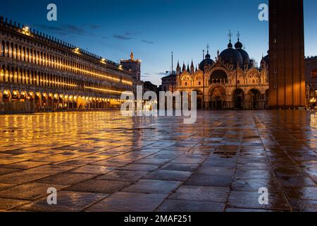 Sonnenaufgang auf der leeren Piazza San Marco nach einem Regen in Venedig, Italien. Stockfoto