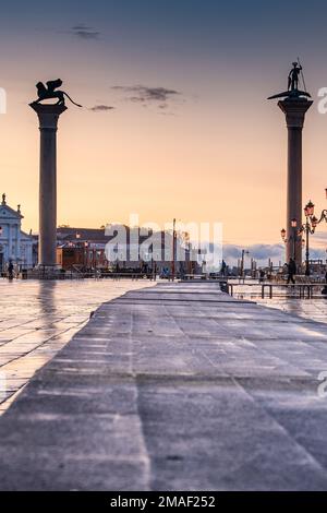 Sonnenaufgang auf der Piazza San Marco nach Regen und Überschwemmung in Venedig, Italien. Stockfoto