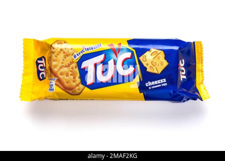 CHISINAU, MOLDAWIEN, 28. August 2016. TUC Original Snack Cracker isoliert auf weiß. TUC ist eine von Mondelez International vertriebene Marke für Snackkekse Stockfoto
