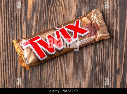 Chisinau, Moldawien - 28. August 2016. Twix-Wrapper auf Holzhintergrund. Twix ist ein Schokoladenriegel von Mars, Inc., der aus Keksen besteht, die WIT aufgetragen werden Stockfoto