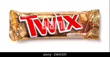 Chisinau, Moldawien - 28. August 2016: Twix-Umhüllung auf weiß isoliert. Twix ist ein Schokoladenriegel von Mars, Inc., der aus Keksen besteht, die mit c aufgetragen werden Stockfoto