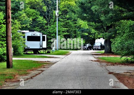 Auf einem Campingplatz am 26. Mai 2022 am Pine View Campground in Fort McCoy, Wisconsin, wird ein Camper aufgestellt. Pine View Campingplatz ist Teil des Pine View Erholungsgebiets. In diesem Gebiet befinden sich auch Whitetail Ridge und Sportsman’s Range. Der Campingplatz liegt in einem bewaldeten Gebiet rund 400 m westlich des Kantonationsgebiets von Fort McCoy und wird im Osten vom Suukjak Sep Lake und im Westen und Süden vom La Crosse River begrenzt. Weitere Informationen zu den Mietpreisen für Kabinen erhalten Sie im Büro des Campingplatzes oder unter https://mccoy.armymwr.com. Stockfoto