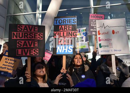 Krankenschwestern Arbeitskampf in England im Streit mit der Regierung über Bezahlung und Bedingungen, am University College London Hospital in Euston Road, London. Stockfoto