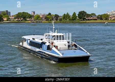 Dordrecht, Niederlande - August 2022: Kleine Schnellfähre, die von Blue Amigo betrieben wird und von Rotterdam in die Stadt kommt Stockfoto