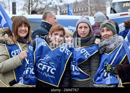 Straßburg, Frankreich. 19. Januar 2023. Tag der Demonstration gegen die von der Regierung von Elisabeth Borne angekündigte Rentenreform. Etwa 15.000 Menschen marschierten durch die Straßen von Straßburg, um zu demonstrieren. 19. Januar 2022 in Straßburg Nordostfrankreich. Foto von Nicolas Roses/ABACAPRESS.COM Kredit: Abaca Press/Alamy Live News Stockfoto