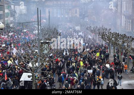 Straßburg, Frankreich. 19. Januar 2023. Tag der Demonstration gegen die von der Regierung von Elisabeth Borne angekündigte Rentenreform. Etwa 15.000 Menschen marschierten durch die Straßen von Straßburg, um zu demonstrieren. 19. Januar 2022 in Straßburg Nordostfrankreich. Foto von Nicolas Roses/ABACAPRESS.COM Kredit: Abaca Press/Alamy Live News Stockfoto