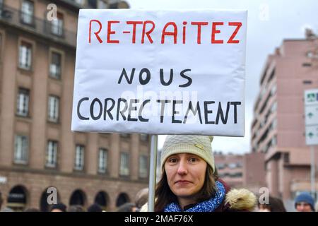 Straßburg, Frankreich. 19. Januar 2023. Tag der Demonstration gegen die von der Regierung von Elisabeth Borne angekündigte Rentenreform. Etwa 15.000 Menschen marschierten durch die Straßen von Straßburg, um zu demonstrieren. 19. Januar 2022 in Straßburg Nordostfrankreich. Foto von Nicolas Roses/ABACAPRESS.COM Kredit: Abaca Press/Alamy Live News Stockfoto