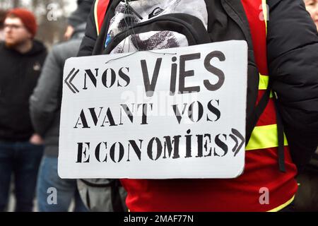 Straßburg, Frankreich. 19. Januar 2023. Tag der Demonstration gegen die von der Regierung von Elisabeth Borne angekündigte Rentenreform. Etwa 15.000 Menschen marschierten durch die Straßen von Straßburg, um zu demonstrieren. 19. Januar 2022 in Straßburg Nordostfrankreich. Foto von Nicolas Roses/ABACAPRESS.COM Kredit: Abaca Press/Alamy Live News Stockfoto