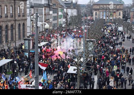 Straßburg, Frankreich. 19. Januar 2023. Tag der Demonstration gegen die von der Regierung von Elisabeth Borne angekündigte Rentenreform. Etwa 15.000 Menschen marschierten durch die Straßen von Straßburg, um zu demonstrieren. 19. Januar 2022 in Straßburg Nordostfrankreich. Foto von Nicolas Roses/ABACAPRESS.COM Kredit: Abaca Press/Alamy Live News Stockfoto