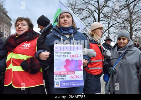 Straßburg, Frankreich. 19. Januar 2023. Tag der Demonstration gegen die von der Regierung von Elisabeth Borne angekündigte Rentenreform. Etwa 15.000 Menschen marschierten durch die Straßen von Straßburg, um zu demonstrieren. 19. Januar 2022 in Straßburg Nordostfrankreich. Foto von Nicolas Roses/ABACAPRESS.COM Kredit: Abaca Press/Alamy Live News Stockfoto