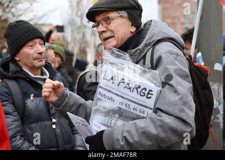 Straßburg, Frankreich. 19. Januar 2023. Tag der Demonstration gegen die von der Regierung von Elisabeth Borne angekündigte Rentenreform. Etwa 15.000 Menschen marschierten durch die Straßen von Straßburg, um zu demonstrieren. 19. Januar 2022 in Straßburg Nordostfrankreich. Foto von Nicolas Roses/ABACAPRESS.COM Kredit: Abaca Press/Alamy Live News Stockfoto