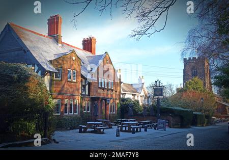 Grappenhall Village mit Schnee im Winter, Warrington, Cheshire, England, Großbritannien, WA4 3EP Uhr - Rams Head, St. Wilfrids Pfarrkirche Stockfoto