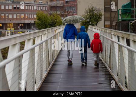 Rieti, Rieti, Italien. 18. Januar 2023. Die Menschen überqueren eine Fußgängerbrücke über den Fluss Velino bei Überschwemmungen, in ihrem Verlauf durch die Stadt Rieti, während der Überschwemmungen, die Rieti am 18. Januar 2023 heimsuchten. (Kreditbild: © Riccardo Fabi/Pacific Press via ZUMA Press Wire) NUR REDAKTIONELLE VERWENDUNG! Nicht für den kommerziellen GEBRAUCH! Stockfoto