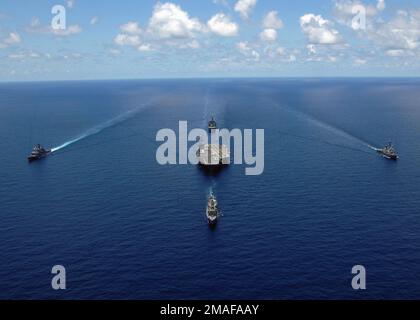 060429-N-9621S-014. [Complete] Filmtitel: USN Navy (USN) Schiffe, die der George Washington Carrier Strike Group (GWCSG) zugeteilt sind und während einer Fotoübung der Streikgruppe in Formation in der Karibik segeln, während sie an der Übung der Partnerschaft Amerikas teilnehmen; Eine Ausbildung und Bereitschaft für Seeleute, die mit Ländern der Karibik und Lateinamerikas durchgeführt wird, um die Ziele des US Southern Command (SOUTHCOM) zur Verbesserung der maritimen Sicherheit zu unterstützen. Im Uhrzeigersinn beginnend im Vordergrund: Die Oliver Hazard Perry Class: Guided Missile Frigate, USS UNDERWOOD (FFG 38), The Arleigh Burke Stockfoto