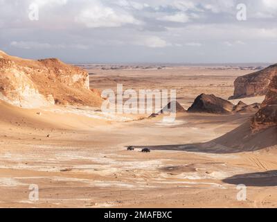 Jeeps im Geländewagen durch die Landschaft des Tals von agabat, Farafra Oase, Weiße Wüste, Ägypten. Stockfoto