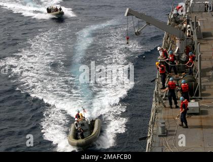 060504-N-4953E-013. [Complete] Bildunterschrift: US Navy (USN) Besuche, Verpflegung, Suche und Beschlagnahme (VBSS) Teams, die der USN Arleigh Burke Class Guided Missile Destroyer (AEGIS) USS CURTIS WILBUR (DDG 54) zugewiesen sind Kehren Sie an Bord von aufblasbaren Booten mit starrem Rumpf von Zodiac nach einer Übung an Bord der USN Arleigh Burke Class Guided Missile Destroyer (AEGIS) USS STETHEM (DDG 63) im Atlantik zu ihrem Schiff zurück. Die STETHEM und WILBUR nahmen an der Übung MULTI-SAIL 2006 (MS06) im Pazifischen Ozean Teil. Die Übung soll USN-Seeleuten in der vorstationierten Seestreitkraft (FDNF) Maximiz helfen Stockfoto