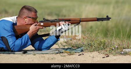 060505-N-1159B-012. [Complete] Szene Caption: US Coast Guard (USCG) First Class Port Securityman (PS1) Dennis Carney, Coastal Warfare Sector San Diego, feuert eine M1 Garand Rifle während der 300-Meter-Schnellfeuer-Phase der Flottenkommando- (Pacific) Gewehre und Pistol Championships 2006 ab. Matrosen, Marines, Küstenwachmänner und Zivilisten traten während des jährlichen Schießwettbewerbs in Team- und Einzelabteilungen gegeneinander an (Mai 52006) USA Coast Guard Port Securityman 1. Klasse Dennis Carney vom Coastal Warfare Sektor San Diego feuert ein M1 Garand Rifle während des 300-Yard Rapid-Fi ab Stockfoto