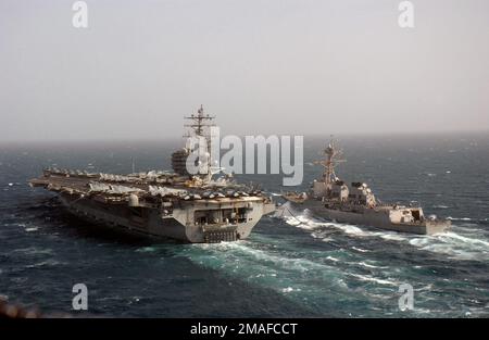 060505-N-0610T-208. [Complete] Szene Caption: Die US Navy (USN) Arleigh Burke-Klasse-Raketenzerstörerin USS MCCAMPBELL (DDG 85) kommt zusammen mit dem USN Nimitz-Klasse-Flugzeugträger USS RONALD REAGAN (CVN 76) für ein routinemäßiges Betanken auf See zur Unterstützung des Globalen Krieges gegen den Terrorismus (GWOT).2006 USS Mcbell (DDG 85) Wird zusammen mit der USS Ronald Reagan (CVN 76) für routinemäßiges Betanken auf See (FAS) geliefert. Reagan wird derzeit im Rahmen einer routinemäßigen Rotation der US-Seestreitkräfte zur Unterstützung der Operationen Iraqi Freedom und Enduring Freedomas sowie zur Durchführung von maritimen Sicherheitseinsätzen (MSO) i eingesetzt Stockfoto