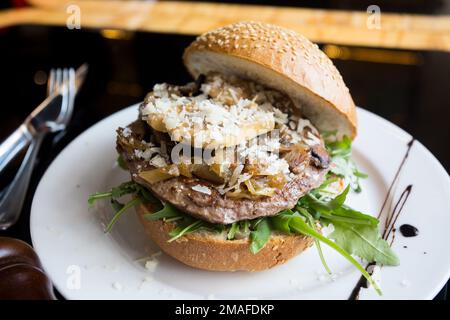 Authentischer, hochwertiger amerikanischer Burger Stockfoto