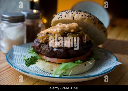 Authentischer, hochwertiger amerikanischer Burger Stockfoto