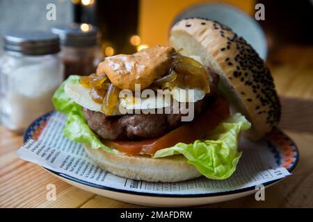 Authentischer, hochwertiger amerikanischer Burger Stockfoto