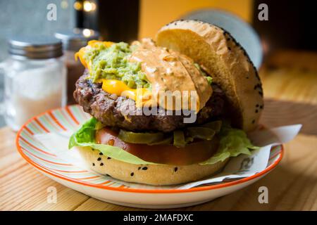 Authentischer, hochwertiger amerikanischer Burger Stockfoto