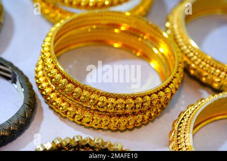 Indian Gold Armreifen in einem lokalen Geschäft auf einem Markt in Pune, Indien, sind aus Gold und Diamanten als Schönheitszubehör indische Frauen Stockfoto