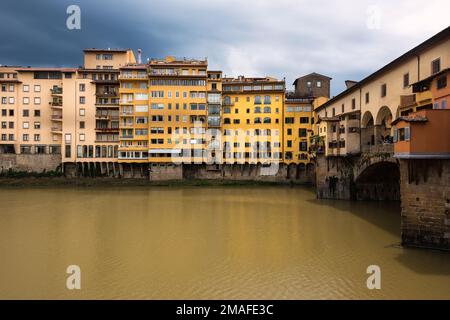 Die gewölbte Brücke Ponte Vecchio entlang des Arno in Florenz, Italien. Stockfoto