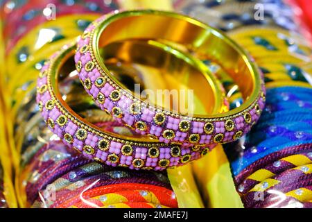 Indian Gold Armreifen in einem lokalen Geschäft auf einem Markt in Pune, Indien, sind aus Gold und Diamanten als Schönheitszubehör indische Frauen Stockfoto