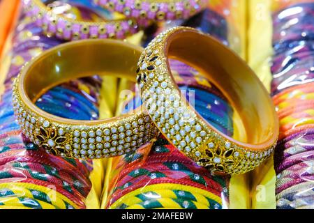 Indian Gold Armreifen in einem lokalen Geschäft auf einem Markt in Pune, Indien, sind aus Gold und Diamanten als Schönheitszubehör indische Frauen Stockfoto