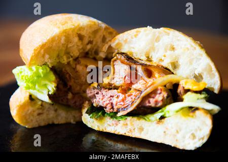 Authentischer, hochwertiger amerikanischer Burger Stockfoto